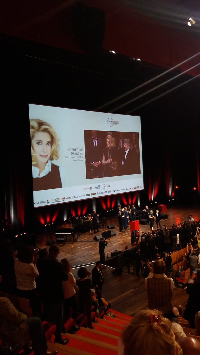 Catherine Deneuve a dédié son prix Lumière 2016 remis par Roman Polanski à tous les agriculteurs de France