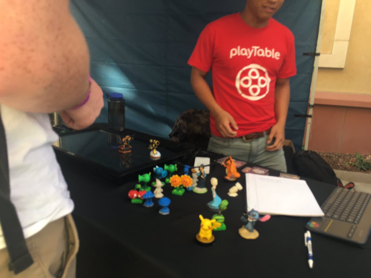 csdeptuch's tweet photo. My childhood coming to life. This is MY kind of game @scareality #indiecade #Fraction3 #cntv101 https://t.co/HBGggQdjYK