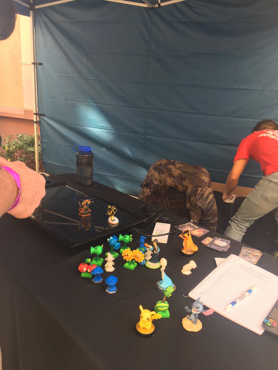 csdeptuch's tweet photo. My childhood coming to life. This is MY kind of game @scareality #indiecade #Fraction3 #cntv101 https://t.co/HBGggQdjYK
