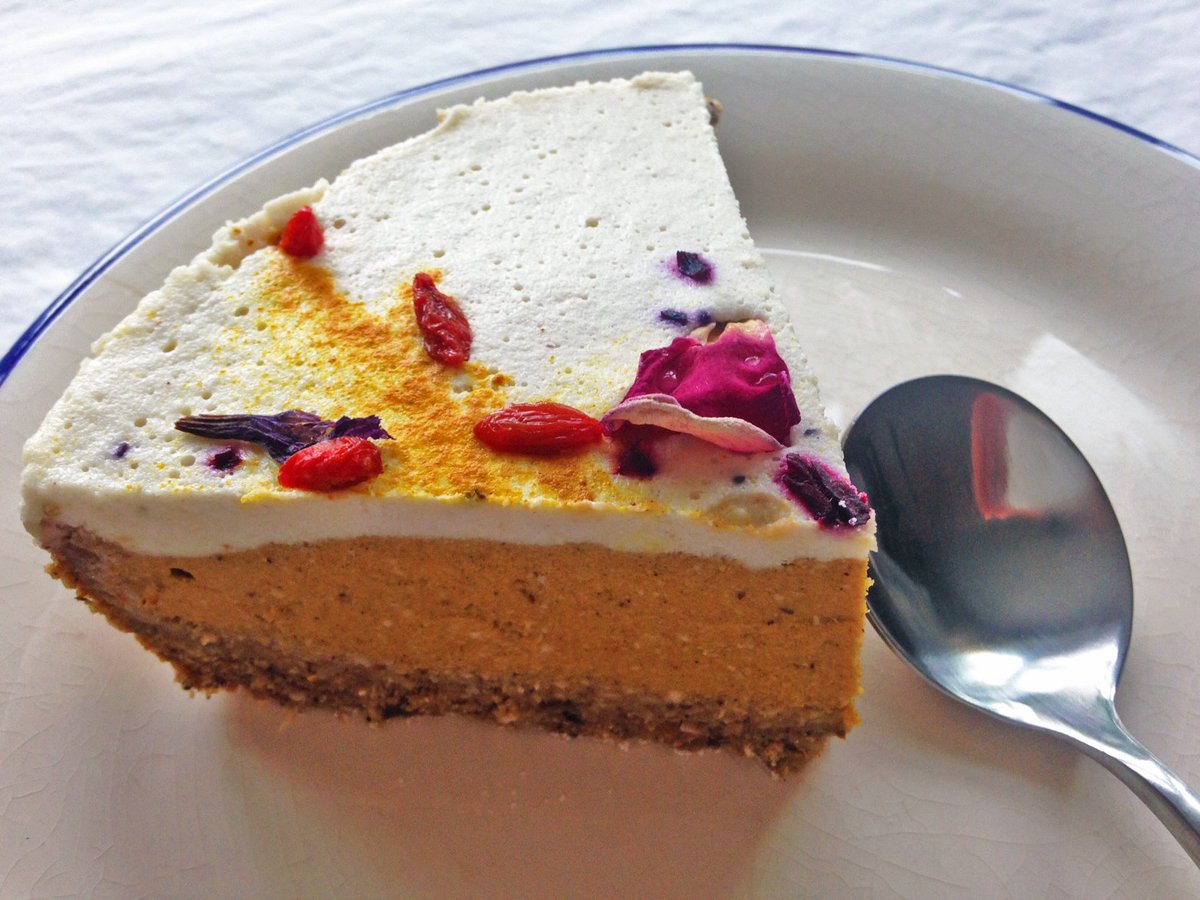 4preciouslife's tweet photo. Halloween coming! Pumpkin pies, cheese cakes and little cupcakes are ready to order. #vegan, #raw, #sugarfree, #glutenfree, #healthyeating https://t.co/jeYPa1LQ1j
