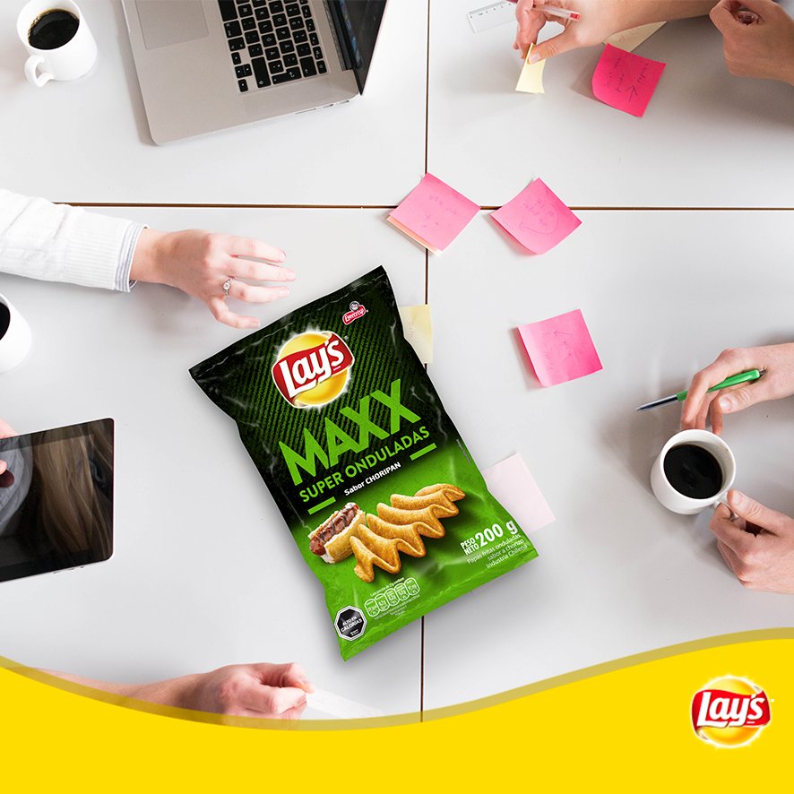 LaysChile's tweet image. Ya no te darán jugo por llevar choripanes a la pega. Con las nuevas Lay’s® Maxx Choripán disfruta del sabor de la parrilla donde quieras 😎