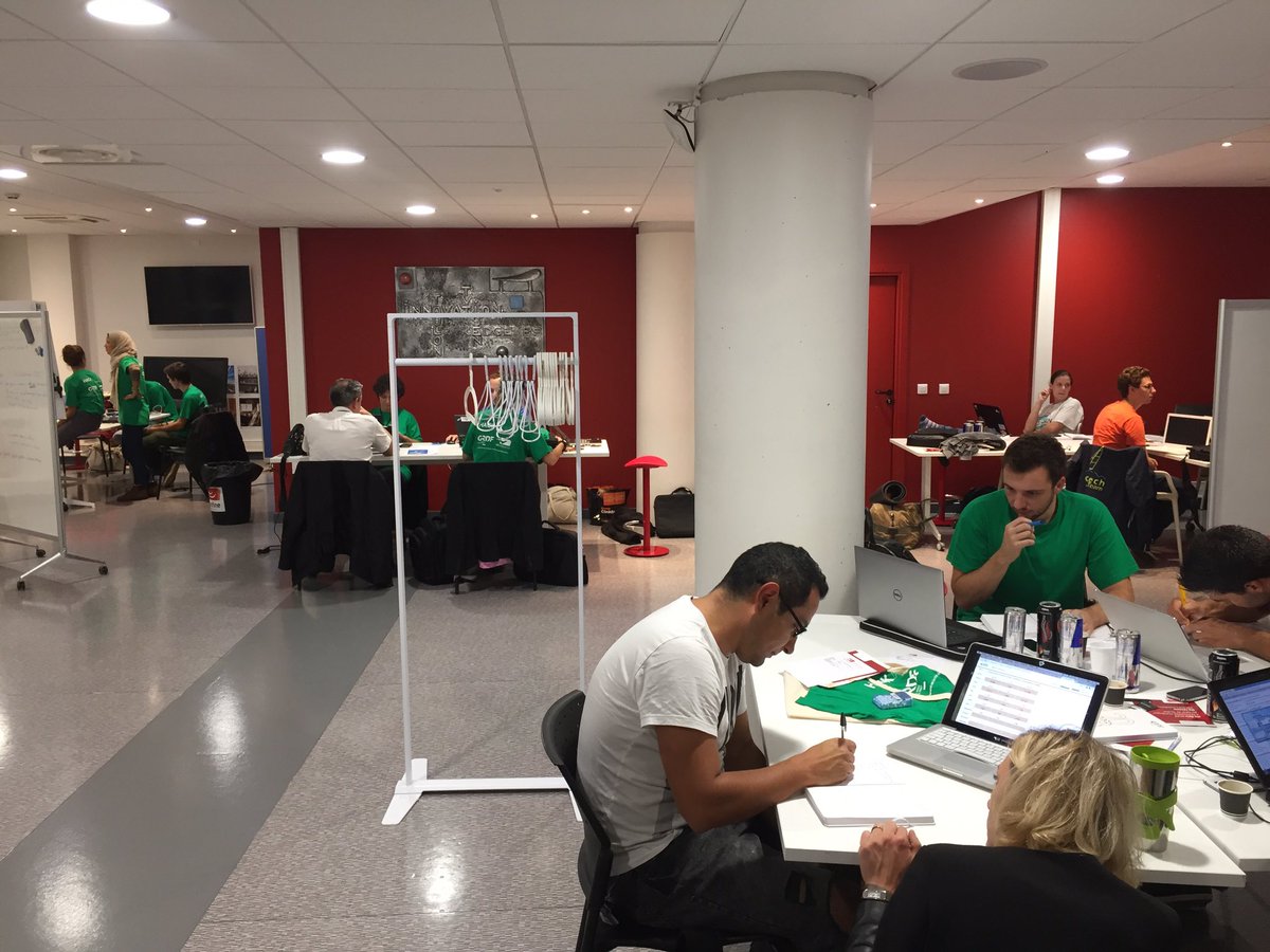 PatValverde's tweet image. Bel ambiance de travail au #hackgrdf