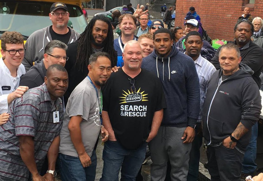 RSherman_25's tweet photo. .@Bwagz54 &amp; I donated &amp; handed out over 1,400 backpacks and more in Seattle. Read more on my official blog --> https://t.co/8vRklqVzid https://t.co/EYqfFc1ls4