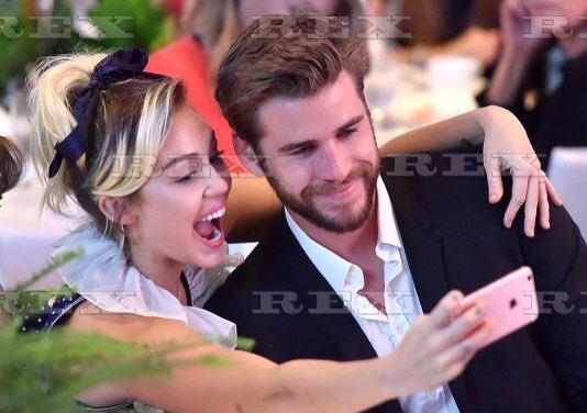 ArquivoMiley's tweet photo. Pô, não dá! Olha que casal maravilhoso? #PowerOfWomen 💜 https://t.co/t01Zynf3de