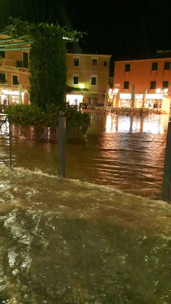 denisemarullo's tweet photo. Se non mi sentite più venite a cercarmi con il gommone...🙈🙈😱😱 #piazza #tempaccio https://t.co/91xv3qww91