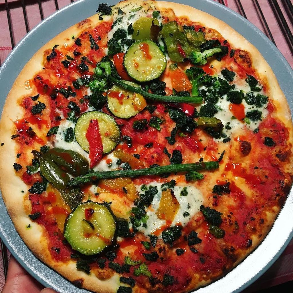 RunEatFly's tweet photo. Break from the usual - having a #vegan pizza 🍕 for #dinner ! I took a much needed rest day… https://t.co/x7lRW5UTPL https://t.co/rrL5x68KMQ