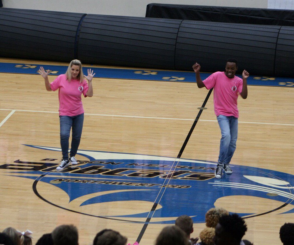 tscharfe2's tweet photo. @amietenten and @detaviousjh @Bobcatcheer showing 'em how it's done!
Go Tenny, Go Tenny https://t.co/437S9qJ867