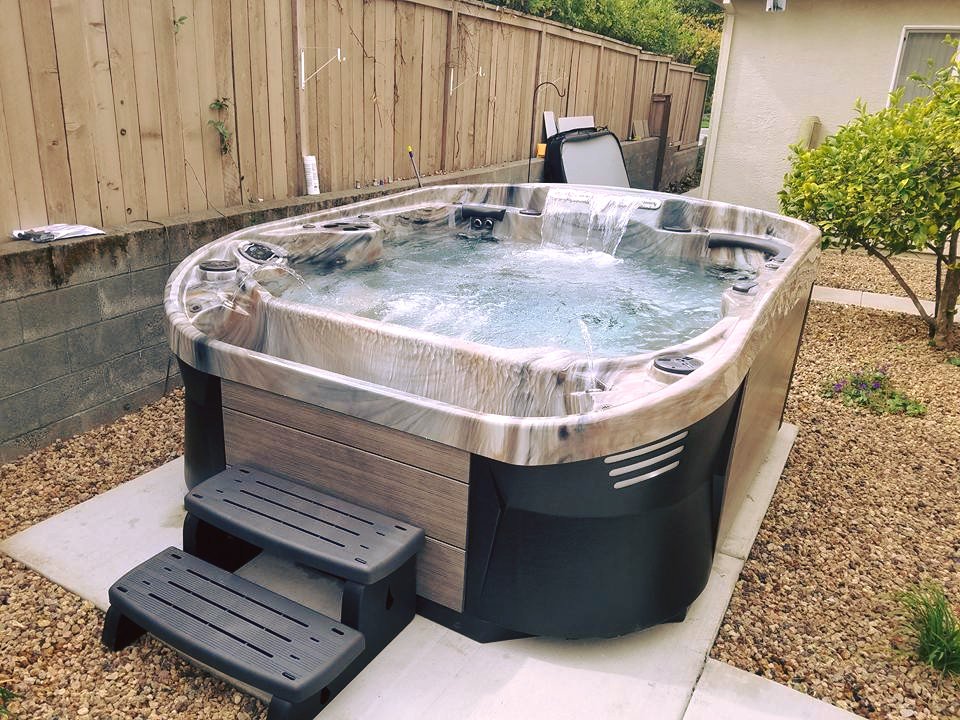 thespamover's tweet photo. Congrats to Joe Carney on his brand new beautiful infinity edge Coast Cascade 2 hot tub. @coastspas @coast_spas #coastspas #ilovecoastspas https://t.co/P6uyTNE6pc