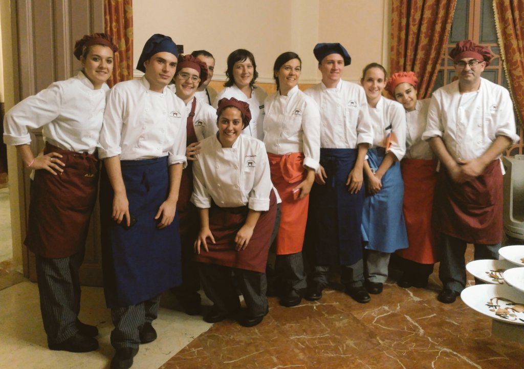El equipo de <a href="/RebecaTopChef/">Rebeca Hernández</a> posa en cocinas tras presentar su plato tocando el corazón #showartcooking