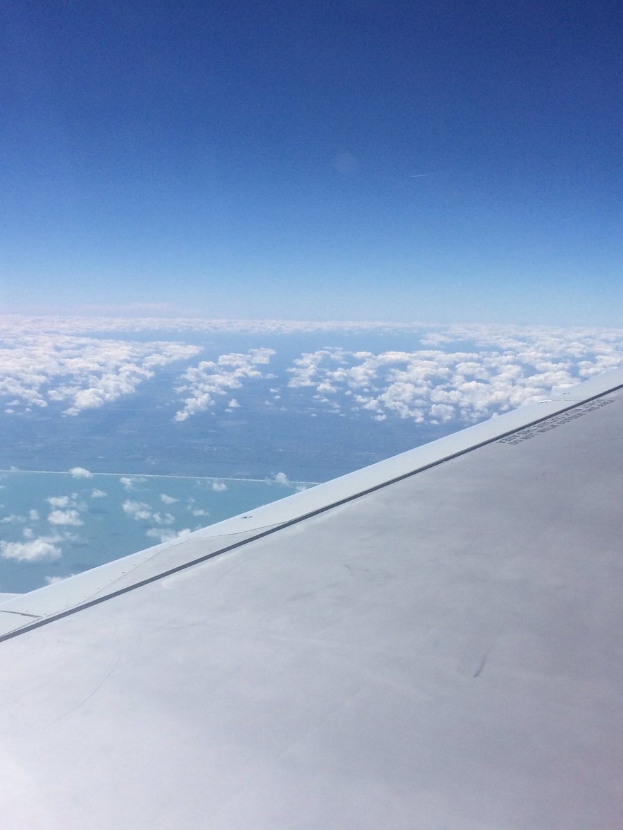 LoleskyWX's tweet photo. Hole in the clouds = Lake Okeechobee #highvslow #WeatherTogether #flying https://t.co/uSnXo0bU8y