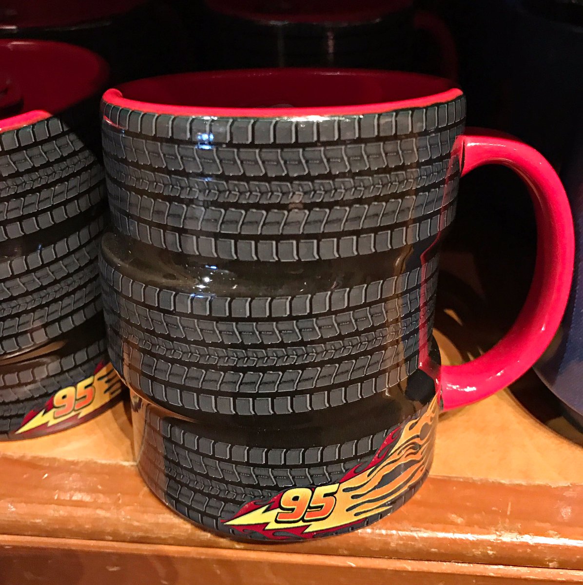Mezzomikiのディズニーブログ בטוויטר タイヤを積み上げたようなデザインが格好いいカーズマグカップ本日発売 内側にはマックィーンの イラストも 1300円 T Co Vbol7x5jre Mezzomikiのディズニーブログ בטוויטר タイヤを積み上げたようなデザインが格好いいカーズマグカップ本日発売 内側にはマックィーンの イラストも 1300円 T Co Vbol7x5jre