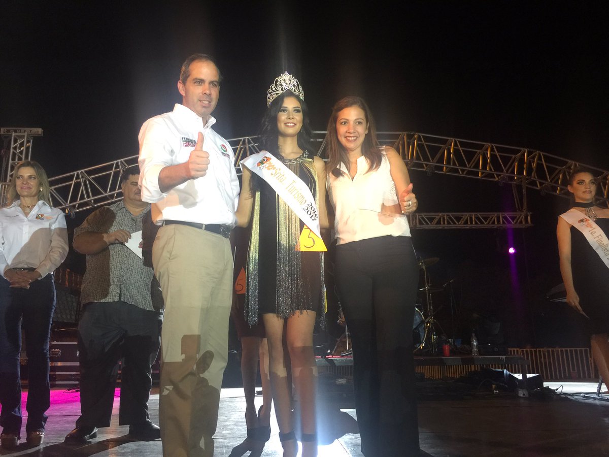 Gg26Fest's tweet photo. Ya tenemos #SeñoritaTurismo 2016 #ArelyEstefaniaRodriguez coronada por @PURONJOHNSTON y @villarrealsonia felicidades. 👑 https://t.co/3RXcZ3OJ65