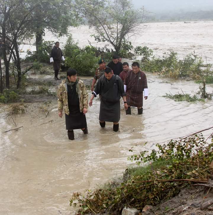 kwangradia's tweet image. ตามดูทรงพระงานกษัตริย์จิกมี เหมือนเห็นในหลวงทรงงานในโทรทัศน์ เมื่อ 20 กว่าปีืแล้วเลย #ขอน้อมส่งเสด็จสู่สวรรคาลัย