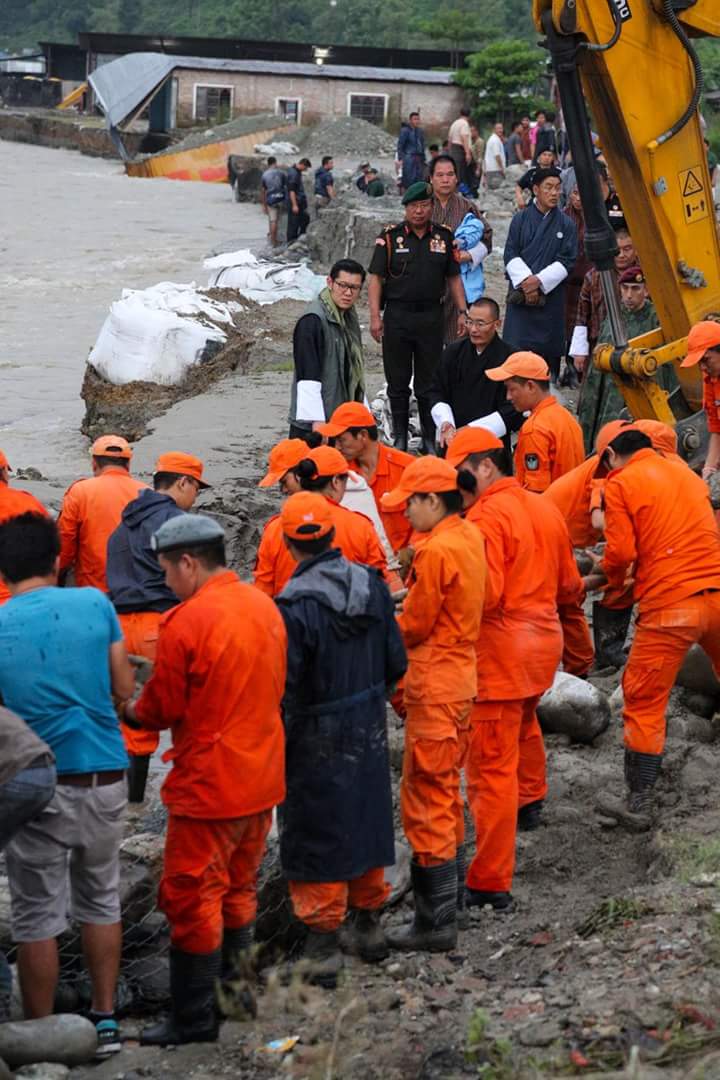 kwangradia's tweet image. ตามดูทรงพระงานกษัตริย์จิกมี เหมือนเห็นในหลวงทรงงานในโทรทัศน์ เมื่อ 20 กว่าปีืแล้วเลย #ขอน้อมส่งเสด็จสู่สวรรคาลัย