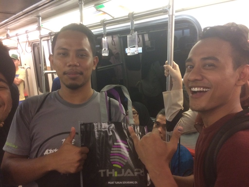 Afiq941's tweet photo. "Sebagai Orang islam kita perlulah tahu semua ni" terima kasih bang di atas nasihat. 😊 #dApp16 #skywalker #THiJariQA #PrasaranaRapidKL https://t.co/uWLfXHQekX