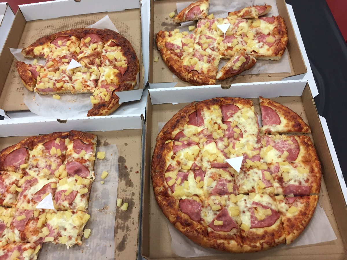 YMCAEdm's tweet photo. Mmmm pizza thank you @ParkallenFood for sponsoring our pregame party https://t.co/6fXyUq7LQw