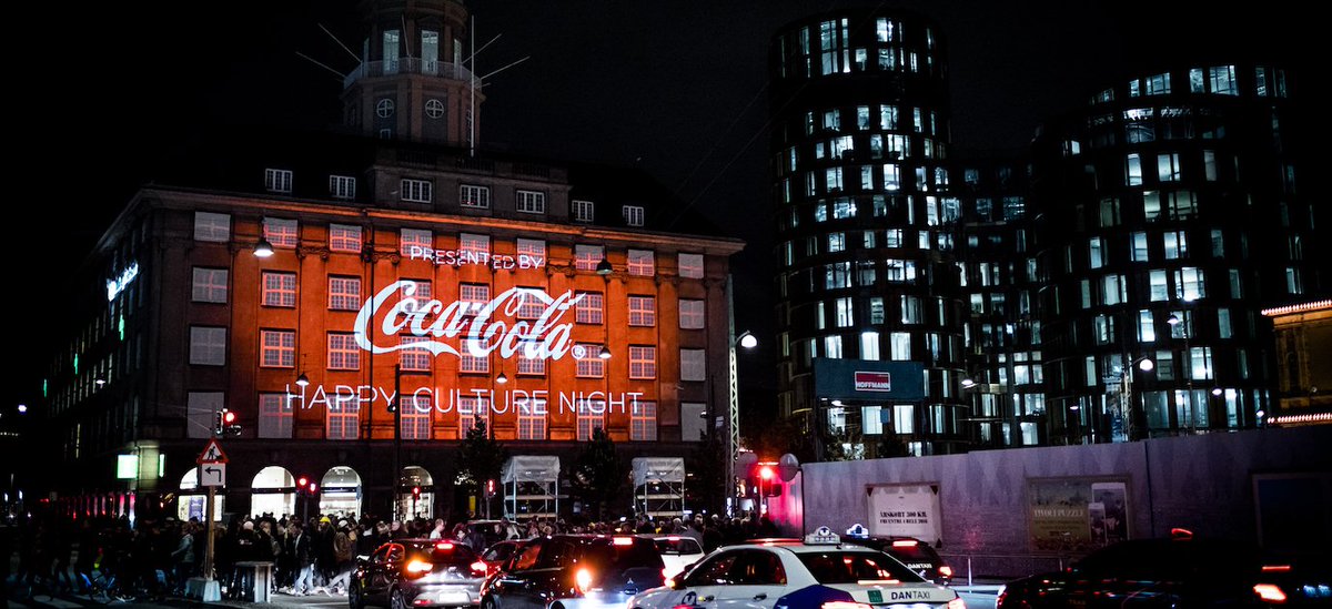 Markedsforingdk's tweet photo. Så du @CocaCola DK's og @Essencius vilde 3D-stunt på #Axelborg til @Kulturnatten_dk ? https://t.co/h4LwaRoFA1  #kulturnatten #UrbanMarketing https://t.co/ewMrxJ8Yay