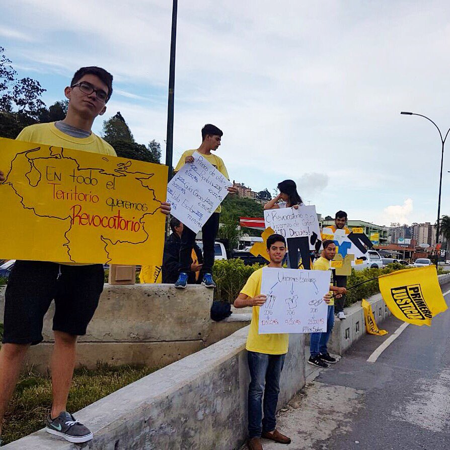 JuvenilPjSaa's tweet photo. Hoy condenamos el alto costo d uniformes y útiles scolars, no s posible q sto exista en los pilars fundamentals d 1 nación cmo la educación. https://t.co/BzogyyRpP7