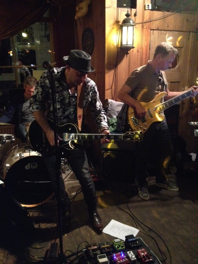mslbbaanbreker's tweet photo. Genieten van Jay-P @ Band bij de #Tapperij #Elburg https://t.co/L6eYHo2RJN