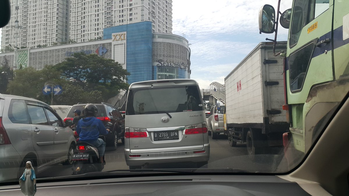 Ud dibikin jembatan smpe berbulan2 ttp ajah macet kalau tronton keluar #seasoncity #saturdaymorning 8.00 <a href="/basuki_btp/">Basuki T Purnama</a> <a href="/TMCPoldaMetro/">TMC Polda Metro Jaya</a>