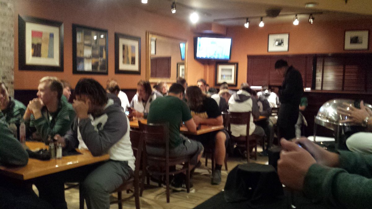 Coach_CoryWhite's tweet photo. Team dinner at BJ's, the Jacks have returned to Southern California #humbuildt #teamthateatstogetherwinstogether https://t.co/42ipneVeN4