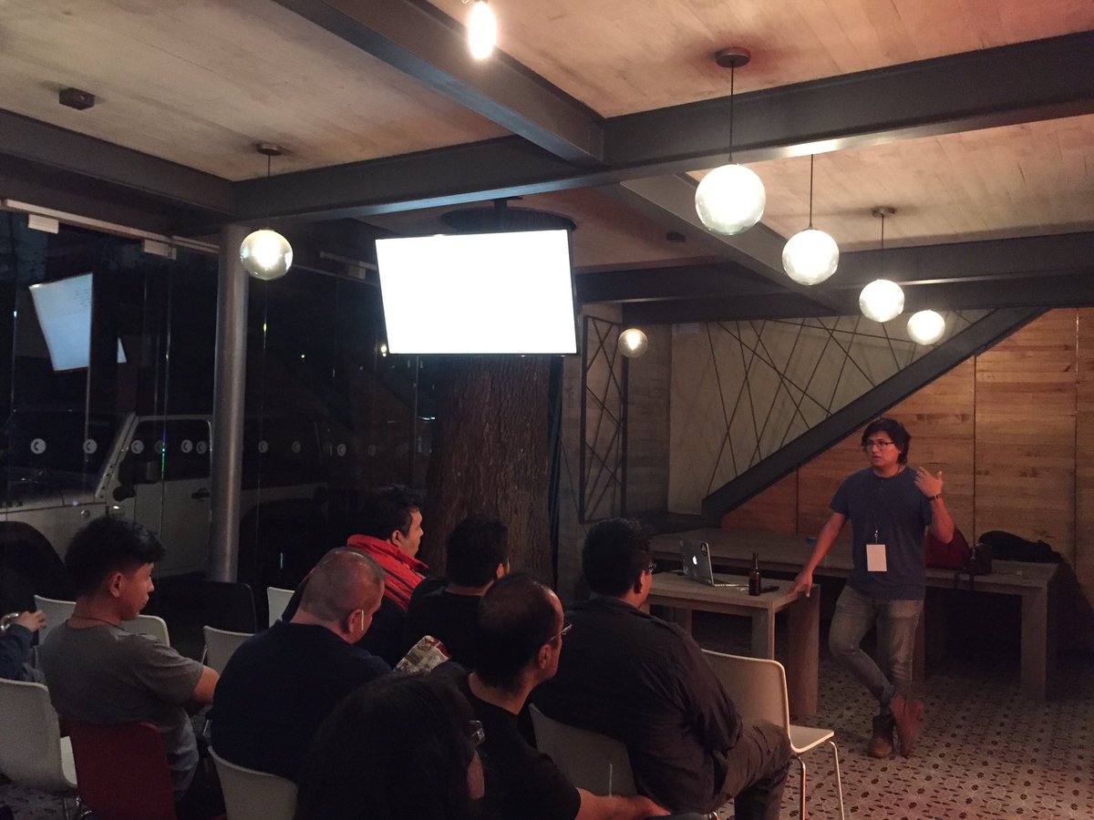 golangmx's tweet image. En el meetup de hoy conocimos a @ArturoVM que nos platicó sobre parsers, lexers y go generate.