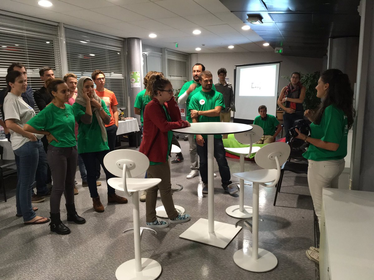 ThomasGabelle's tweet image. 3h du mat et @MarieaudeHemard propose aux participants du #hackgrdf de &quot;démonter&quot; la @LaCantinebyTVT pour la photo souvenir cc @PatValverde