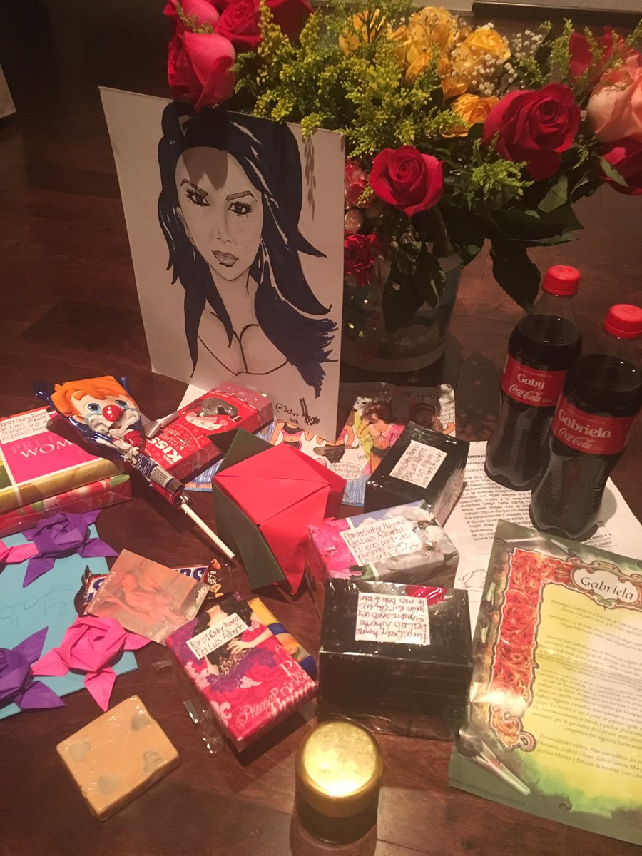 GABYRAMIREZTV's tweet image. Solo puedo agradecer las muestras de su gran amor fue un éxito la firma de autógrafos hoy en el #CDMX #MexDF 🙏🏻🙏🏻🙏🏻