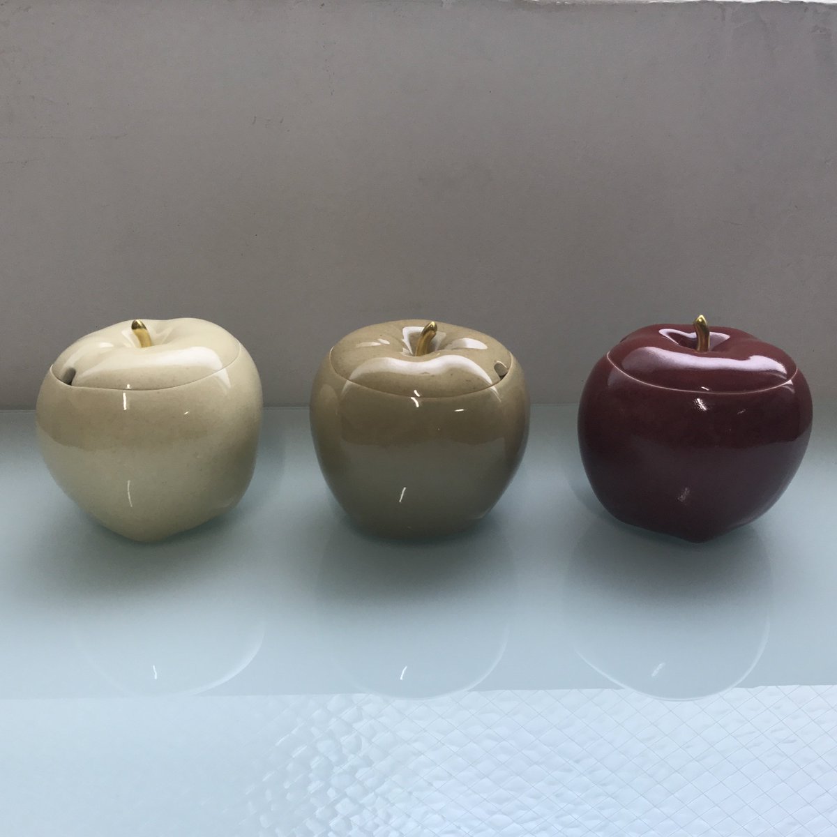 おはようごさいます。CHIN JUKAN POTTERYのAPPLESは本物のリンゴと