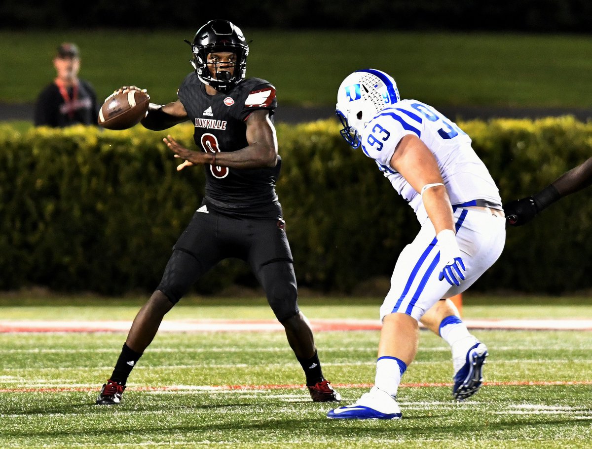 BleacherReport's tweet photo. No. 7 Louisville gets back in the win column with a 24-14 victory over Duke https://t.co/i5dgy1nBtV
