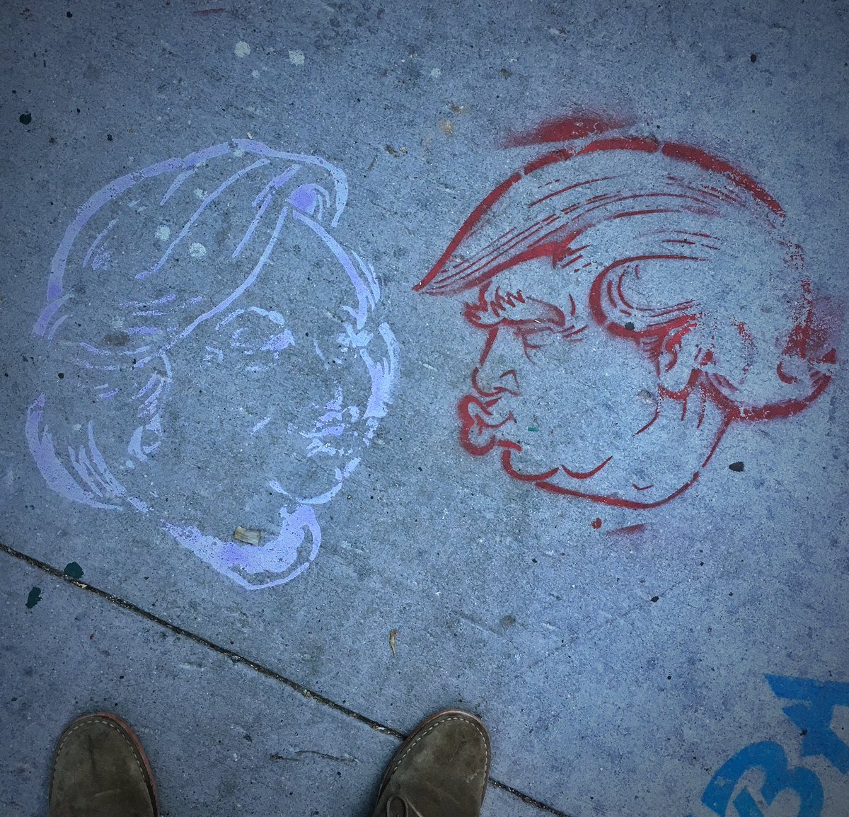 jamesbriscione's tweet photo. Can't we all just get along? #howboutakiss #nyc #streetart https://t.co/B3N9POJCEt