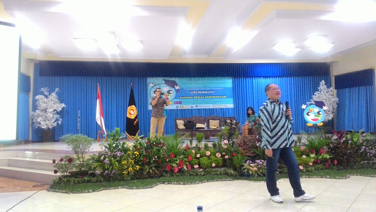 Pembicara 1: Dr @budisetiawanIPB tentang Gizi Seimbang dari masa ke masa cc: <a href="/PERGIZI/">PERGIZI PANGAN Indonesia</a> <a href="/GiziIpb/">GiziIpb</a>