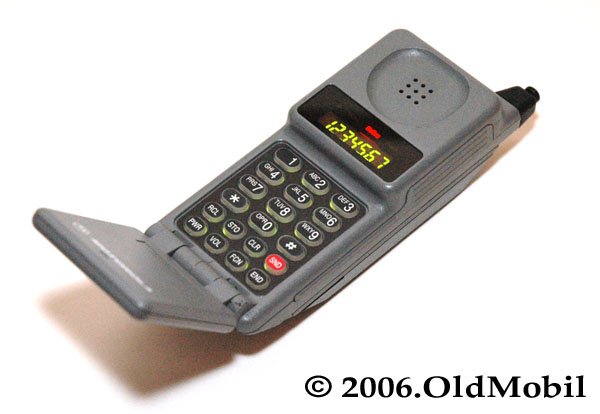 WeebDaCat's tweet photo. this one... 1995 #MotorolaBrick #Microtac @MrNobre https://t.co/31VqavN8ci