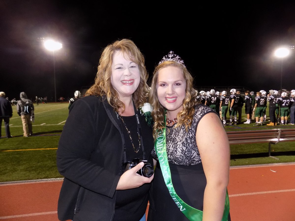 pblockpictures's tweet photo. Congratulations Mrs. Poppy Yoder!!! https://t.co/a1ELVONBIW