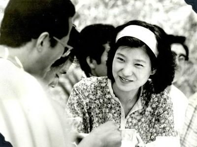 Lectorjp 朴槿恵大統領の若い頃の写真を見て何だか気の毒になってきた お父さんもお母さんも暗殺され 若い頃からファーストレディで結婚もせずに政治一筋で国民からは突き上げられ中国とアメリカからは責められ 韓国の大統領の末路は暗殺 自殺 投獄