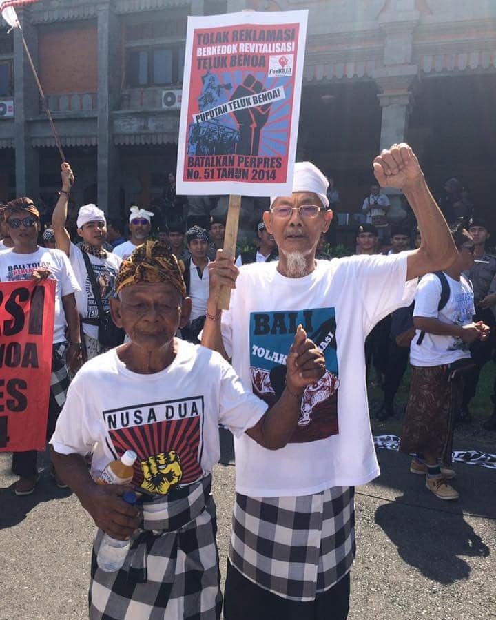 Semoga pak <a href="/jokowi/">Joko Widodo</a> tak kalah semangat dgn 2 kakek ini yg ikut aksi tolak reklamasi teluk benoa, #balitolakreklamasi