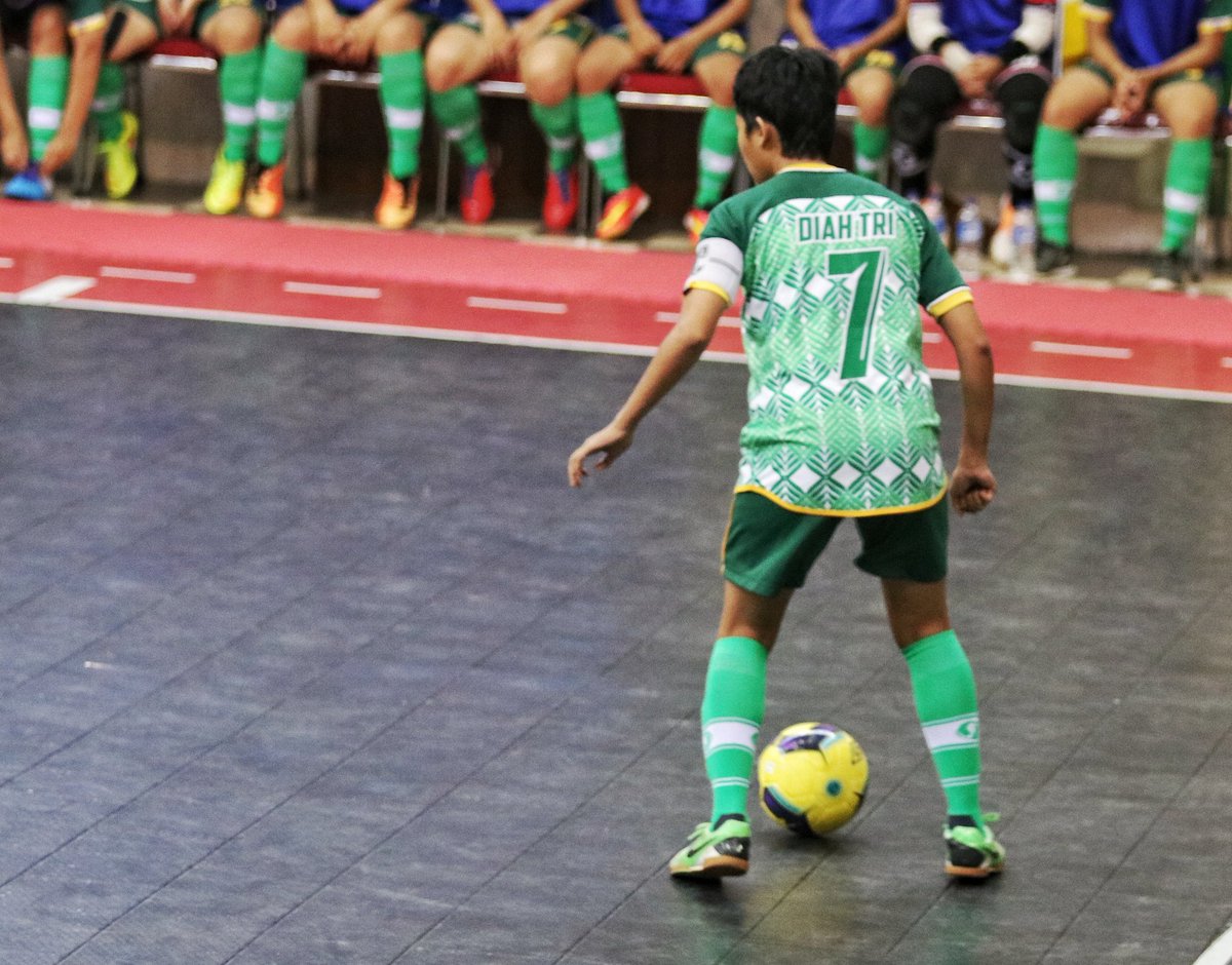 Selamat atas kemenangan perdana <a href="/FutsalUPI/">Futsal UPI</a> 4-1 atas UGM di <a href="/LIMAFutsal_/">LIMA Futsal</a> congrats lads #futsal #LIMAFutsal #upiantam #classicosport