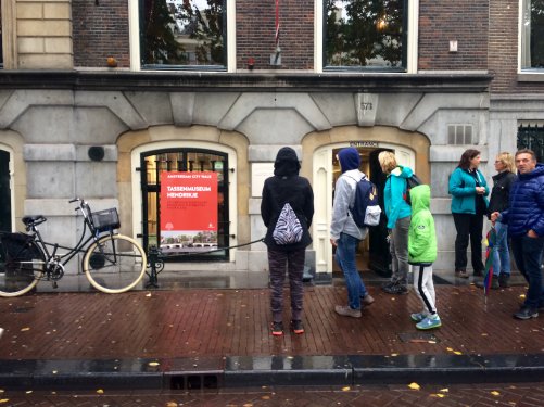 AdamCityWalk's tweet photo. Even een kijkje nemen bij het @tassenmuseum #ACW16 #lechampion #wandelen #tassenmuseum https://t.co/aQELsTMFvQ