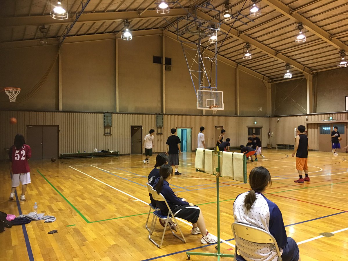 昨日も元気に活動しましたー🙌試合中に写真をパシャり📷
バスケに興味ある人、インカレサークルに興味ある人まだまだ新メンバー募集中🙌何年生でもウェルカムです!
11月4日は19.30〜21.30で後期新歓飲み会です🍻
興味が湧いた人はフォローしていただければこちらから連絡します!!