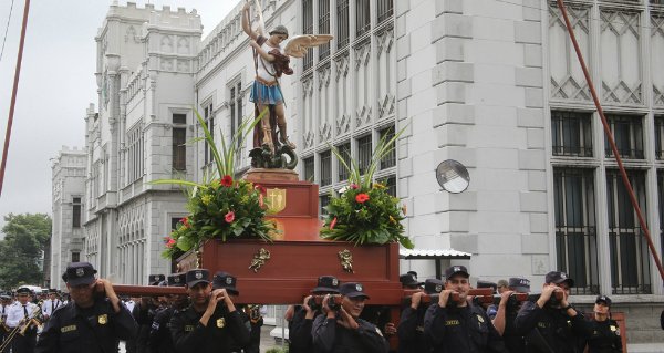 metamorsofista's tweet photo. La similitud del "Castillo"(1934),El Castillo Venturoso (1951) y el Parlamento Britanico (1836) es su estilo neogotico #AnalisisHistoricoUca https://t.co/E6Dt8aCOzg