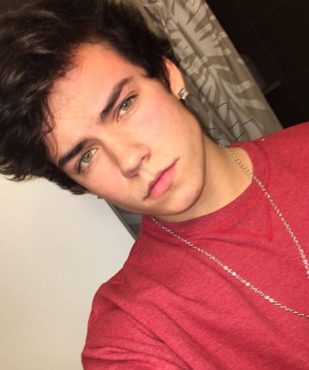 So fucking beautiful.
    Fuck I'm lucky to even be breathing the same air as him.
    Thank you lord. 😍😍