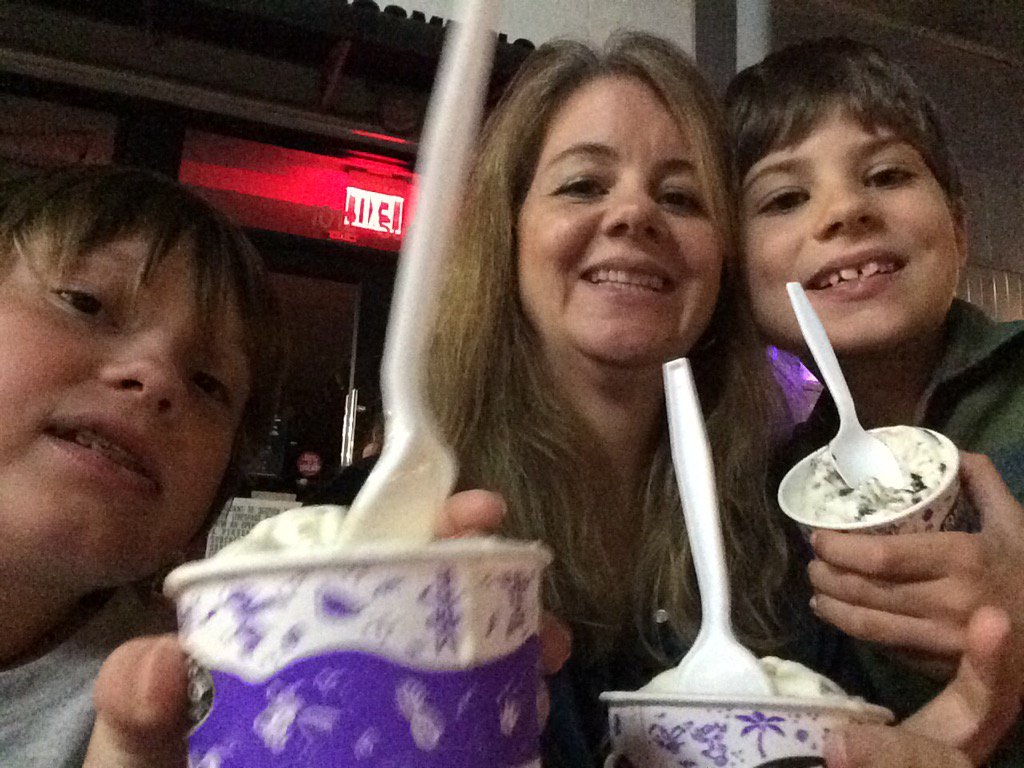 jbrown2122000's tweet photo. Nothing like a late night snack! #amyson6th https://t.co/hIYpjfgIvw