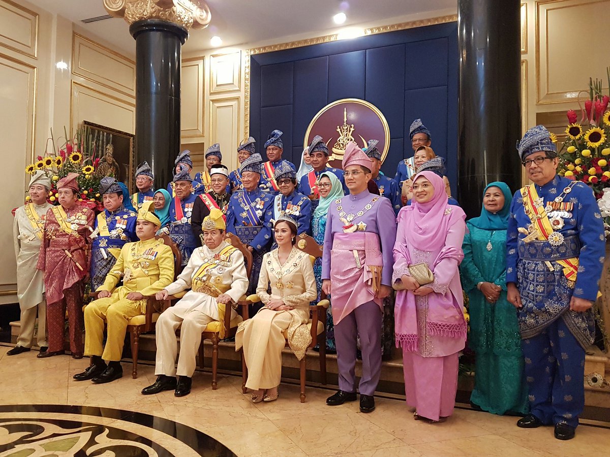 Najwan Halimi on Twitter: "Sekitar Istiadat Menjunjung 