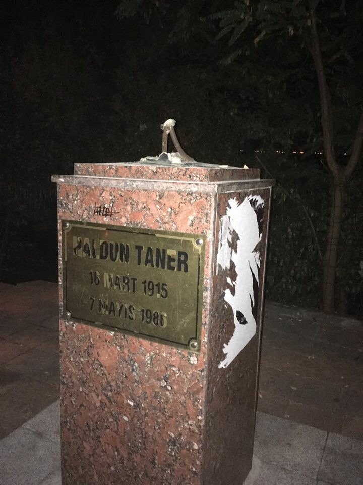 Bu sabah öğrendim biraz önce  ,şaşkınım Mühürdar'ki Haldun Taner büstünü parçalamışlar Yazıklar olsun