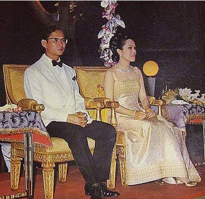 suaymatanglife's tweet photo. พระองค์ทรงสิริโฉมงดงามมากจริงๆ #เพราะแม่อยุ่ข้างพ่อมาตลอด #ขอน้อมส่งเสด็จสู่สวรรคาลัย  #kingbhumibol #เรารักในหลวง https://t.co/CZpDDo9p4b
