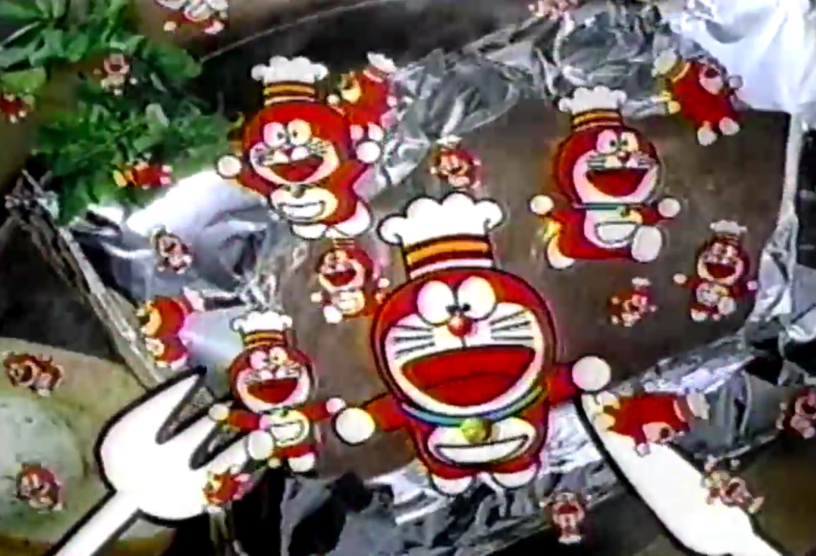 しばたたかひろ Takahiro Shibata ココスのcmで包み焼きハンバーグ から勢いよくミニドラが飛び出す描写がありますが ハンバーグと一緒に包み焼かれてたわけだから 正しくはこうじゃないですか T Co K0ukdp4baf Twitter