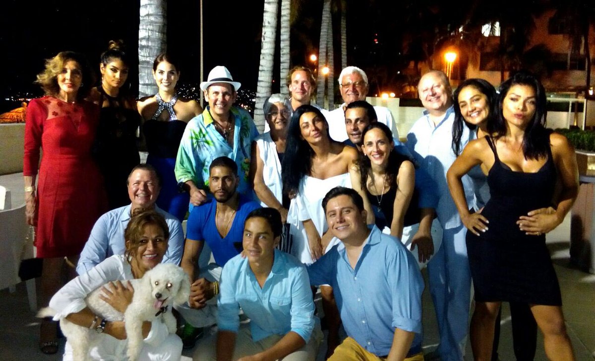VictorVhslfica's tweet photo. Un placer saludar y compartir gratos momentos con nuestro querido amigo productor #LauandOmar y su querida Familia en #Acapulco #CineForever https://t.co/bZLu3bbaZ0