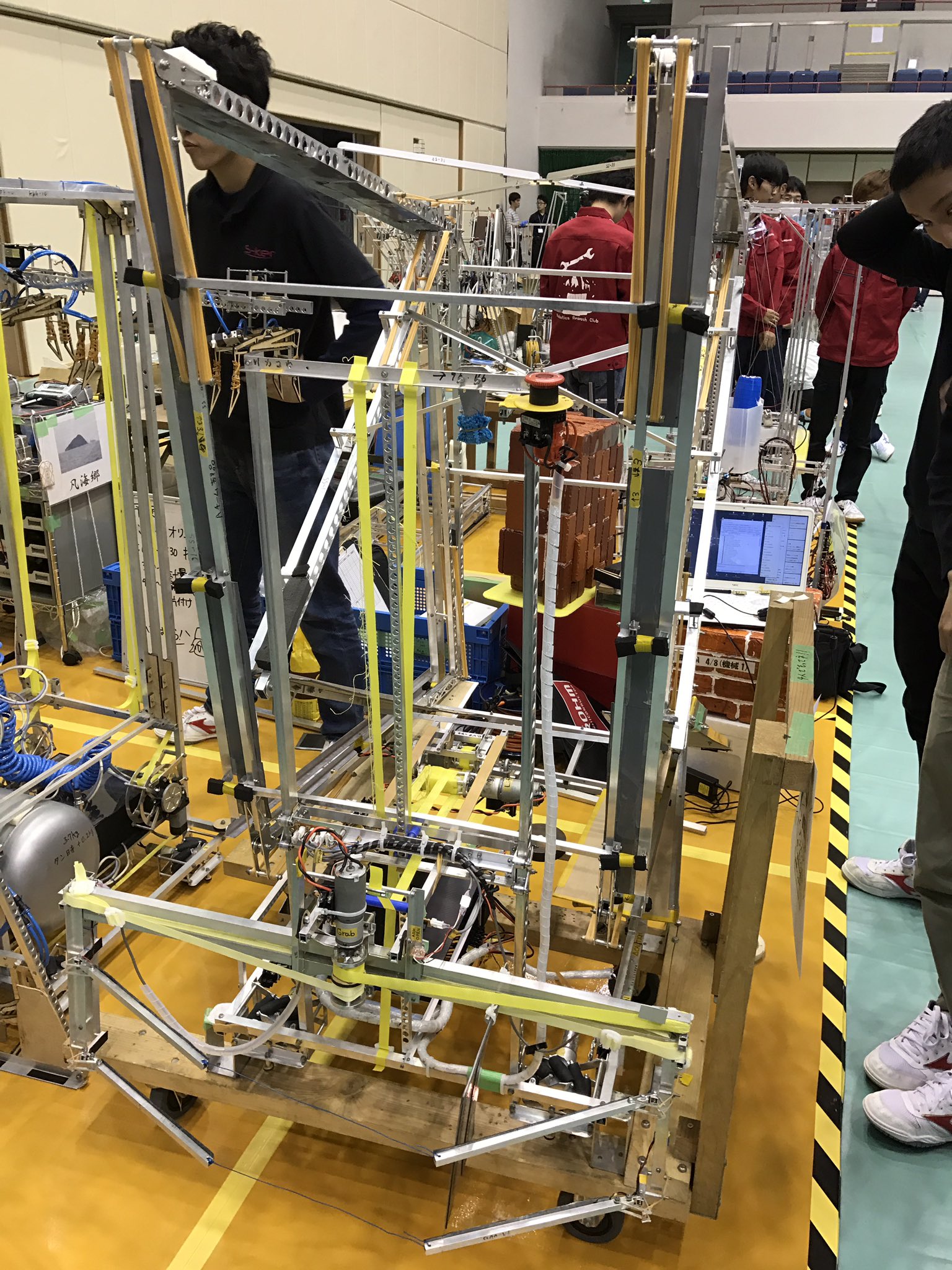 Device Plus デバプラ 高専ロボコン16近畿地区大会前日のテストランに来ています 写真は舞鶴高専 Aチームのロボットです ここ数年で一番期待が持てるロボットに仕上がったとのことでした 近畿地区全体のレベルも高そうなので本番が楽しみです 高専 Device Plus デバプラ 高専ロボコン16近畿地区大会前日のテストランに来ています 写真は舞鶴高専 Aチームのロボットです ここ数年で一番期待が持てるロボットに仕上がったとのことでした 近畿地区全体のレベルも高そうなので本番が楽しみです 高専