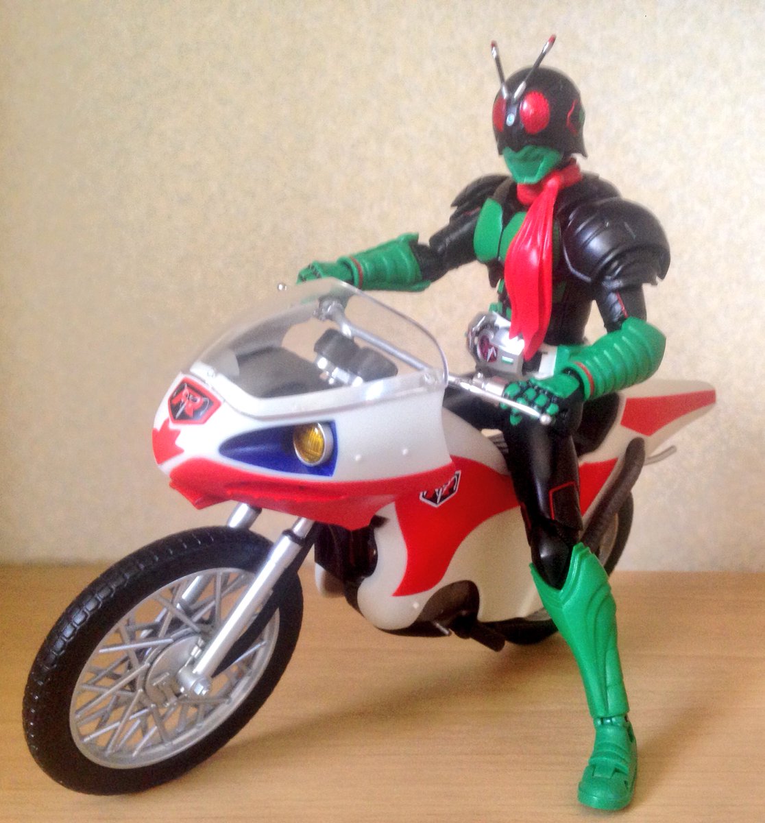 カノヒロ Shフィギュアーツ 仮面ライダー1号 届いた 劇中では登場しなかった新サイクロンと一緒に並べたり 乗せたり 握り手は付属してないので乗ってる風ですが とりあえず ネオサイクロンと本郷猛の発売が楽しみ 仮面ライダー 仮面ライダー1