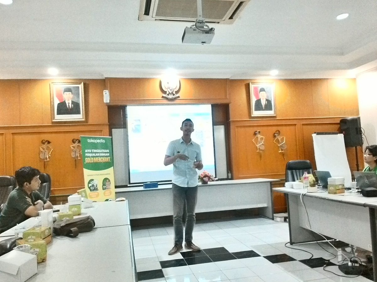 TopComSolo's tweet photo. Kak Ringga, adalah Pemenang Best Sales Gebyar UkM Solo, belum lama ini. Ia membangun brand produk "Fedas"dari nol #Nobar5 #TopCommunitySolo https://t.co/DYPCdNIn5B
